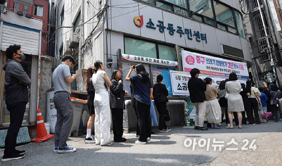 시민들이 제21대 대통령 선거 사전투표 첫날인 29일 오전 서울 중구 소공동주민센터에 마련된 사전투표소에서 투표를 하기 위해 대기하고 있다. [사진=곽영래 기자]