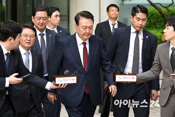 윤석열 전 대통령이 12일 서울 서초구 중앙지방법원에서 열린 내란 우두머리 혐의, 직권남용 권리행사방해 혐의 사건 3차 공판을 마치고 나오고 있다. [사진=사진공동취재단]
