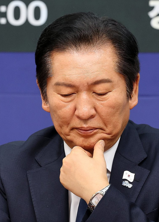 더불어민주당 정청래 대표가 24일 국회에서 열린 국방안보특별위원회 출범식 및 제1차 회의에서 백군기 공동위원장의 기념사를 들으며 생각에 잠겨 있다. 2025.11.24 [사진=연합뉴스]