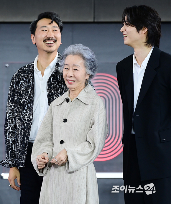 배우 윤여정이 19일 오후 부산광역시 해운대구 우동 영화의 전당에서 열린 제30회 부산국제영화제(BIFF) '결혼 피로연' 야외무대인사 행사에 참석하고 있다. [사진=정소희 기자]