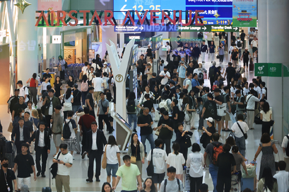 본격적인 여름휴가철에 접어든 23일 인천국제공항 면세점이 해외로 떠나는 여행객 등으로 붐비고 있다. 2025.7.23 [사진=연합뉴스]