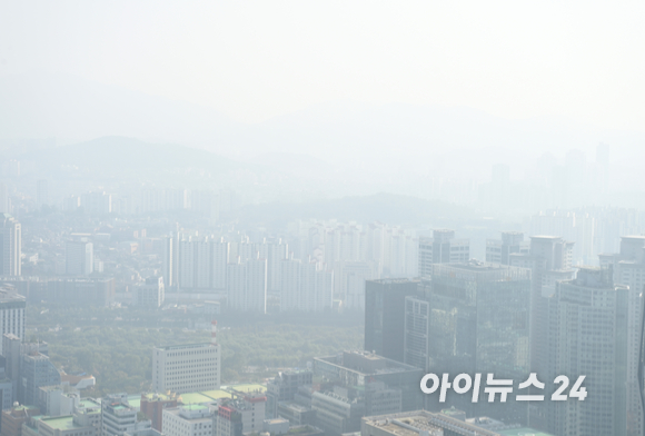 서울을 포함한 수도권에서 29일 '나쁨'수준의 초미세먼지가 관측되는 가운데 서울 여의도 일대가 뿌옇게 보이고 있다. [사진=정소희 기자]