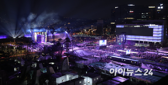 방탄소년단(BTS)이 21일 오후 서울 광화문 광장에서 정규 5집 '아리랑(ARIRANG)' 앨범 발매를 기념해 컴백 무대를 선보이고 있다. [사진=사진공동취재단]