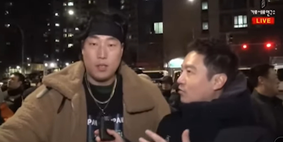 서울서부지방법원 등에서 펼쳐진 윤석열 대통령 탄핵 반대 집회에서 경찰&middot;기자 등에게 위협을 가한 격투기 선수 출신 유튜버가 경찰에 입건됐다. 사진은 유튜브 영상 캡처. [사진=유튜브 '전사 부배달']