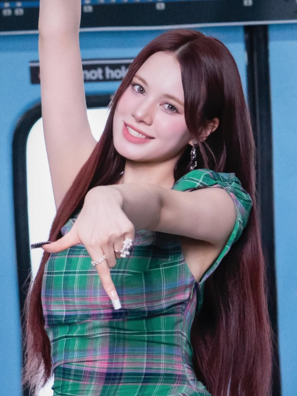 니쥬 니나, 日 밴드 기타리스트와 열애설…JYP &quot;열애 아냐, 선후배일 뿐&quot;