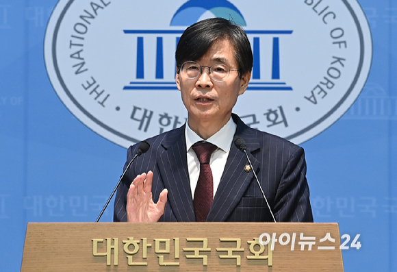 조경태 국민의힘 의원이 28일 서울 여의도 국회 소통관에서 정치 현안 관련 기자회견을 하고 있다. [사진=곽영래 기자]