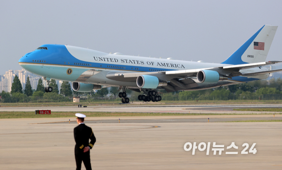 취임 후 첫 아시아 순방에 나선 조 바이든 미국 대통령이 탑승한 대통령 전용기 '에어포스원'이 20일 오후 경기도 오산 미 공군기지에 착륙하고 있다. [사진=사진공동취재단]