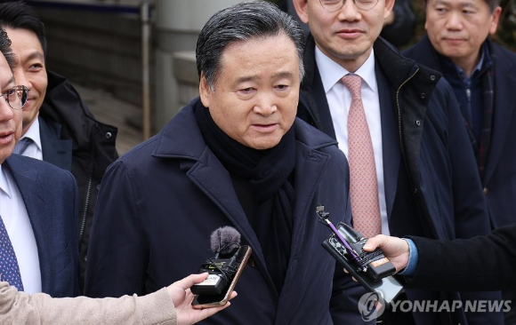 증여세를 회피하려 계열사 주식을 저가에 팔도록 지시한 혐의로 기소된 허영인 SPC그룹 회장이 지난 2월 1심에서 무죄를 선고받고 서초구 서울중앙지법을 나서고 있다. [사진=연합뉴스]