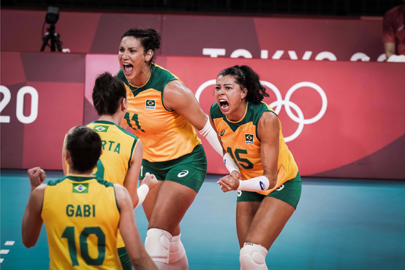 브라질 여자배구대표팀 탄다라(11번)이 도핑 규정 위반으로 팀을 떠나게 됐다. 브라질배구협회(CBV)는 6일 해당 사실을 공식 발표했다.  [사진=국제배구연맹(FIVB)]