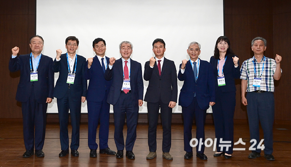 '제5회 아이뉴스24 금융정책포럼'이 '새 정부의 금융정책 방향을 묻는다'를 주제로 19일 서울 중구 은행회관 국제회의실에서 열렸다. (왼쪽부터) 김학균 신영증권 리서치센터장-임일섭 예금보험공사 예금보험연구소장-김진일 고려대학교 경제학과 교수-박동석 아이뉴스24 사장-오갑수 글로벌금융학회 회장-여은정 중앙대학교 경영학부 교수-엄판도 아이뉴스24 편집국장이 기념촬영을 하고 있다. [사진=곽영래 기자]