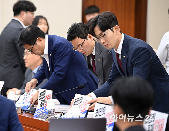 14일 오전 서울 여의도 국회 과학기술정보방송통신위원회에서 열린 배경훈 과학기술정보통신부 장관 후보자 인사청문회에서 국민의힘 의원들의 ‘최민희 독재 OUT’ 피켓을 붙이고 있다. [사진=곽영래 기자]