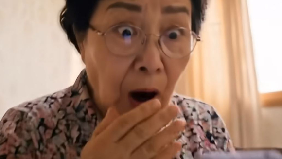 80대 남편이 다른 여자들과 음란한 메시지를 주고받는 것을 알게 돼 충격이 빠진 80대 아내의 사연이 전해졌다. [사진=JTBC 사건반장 방송화면 캡처]