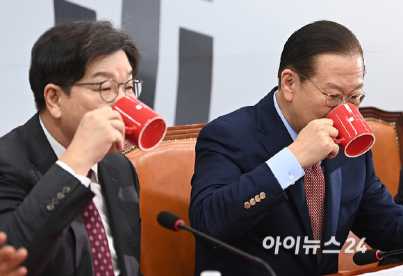 권영세 국민의힘 비상대책위원장와 권성동 원내대표가 27일 서울 여의도 국회에서 열린 비상대책위원회의에서 머그컵을 이용해 물을 마시고 있다. [사진=곽영래 기자]