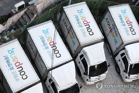 서울 시내의 한 주차장에 세워진 쿠팡 배송차량들. [사진=연합늇]