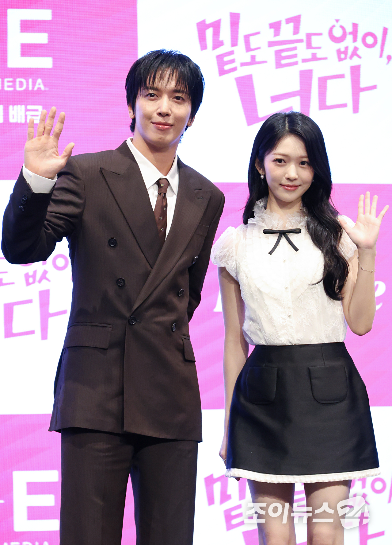 그룹 씨엔블루 정용화, 배우 홍승희가 19일 오후 서울 구로구 더세인트에서 진행된 라이프타임 새 토일드라마 '밑도 끝도 없이, 너다' 제작발표회에 참석해 포즈를 취하고 있다. [사진=문수지 기자]