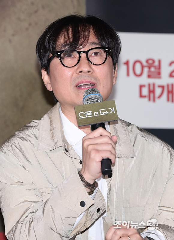 영화 감독 장항준이 17일 오전 서울 CGV 용산아이파크몰에서 열린 영화 영화 '오픈 더 도어'(감독 장항준) 언론시사회에 참석하고 있다. [사진=정소희 기자]