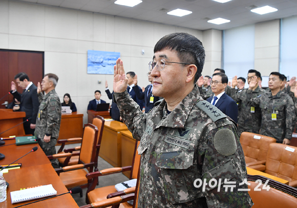 김선호 국방부 차관, 박안수 전 육군참모총장, 강호필 지상작전사령관이 21일 오전 서울 여의도 국회에서 열린 윤석열 정부의 비상계엄 선포를 통한 내란 혐의 진상규명 국정조사특별위원회 전체회의에서 증인선서를 하고 있다. [사진=곽영래 기자]