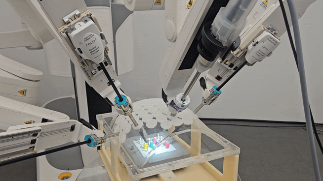 기자가 마스터콘솔에 앉아 암컨트롤러에 연결된 벨트에 엄지와 중지를 넣고 조작을 하고 있는 모습이다. [사진=설재윤 기자]