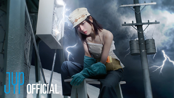 ITZY 유나 솔로 데뷔 트레일러 섬네일 이미지 [사진=JYP ]