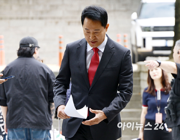 여론조사비 대납 의혹으로 기소된 오세훈 서울시장이 17일 서울 서초구 서울중앙지방법원에서 열린 결심공판에 출석하고 있다. [사진=사진공동취재단 ]
