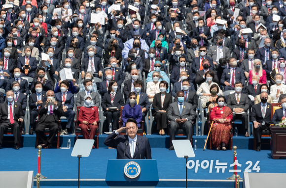 윤석열 대통령이 10일 오전 서울 여의도 국회 본관 앞에서 열린 제20대 대통령 취임식에서 거수경례를 하고 있다. [사진=국회사진취재단]