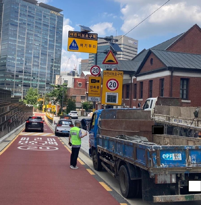 서울시 내 어린이 보호구역 1680곳 중 '어린이 안심승하차구역'으로 지정된 곳이 아직 546곳(33%)에 그친 것으로 나타났다. 사진은 서울시가 지난해 8월 어린이보호구역 불법 주정차 특별단속을 실시한 모습. [사진=서울시]