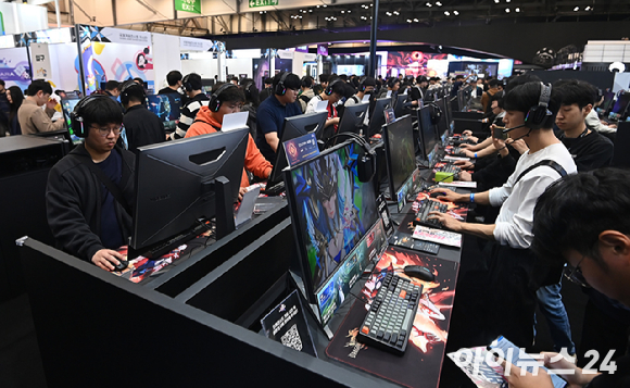 지난해 부산 벡스코에서 열린 '지스타 2024'에서 관람객들이 게임을 체험하고 있다. [사진=곽영래 기자]