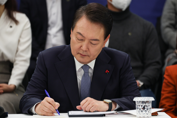 윤석열 대통령이 15일 오후 청와대 영빈관에서 열린 제1차 국정과제 점검회의에서 국민 패널들의 의견을 메모하고 있다. 2022.12.15. [사진=대통령실]