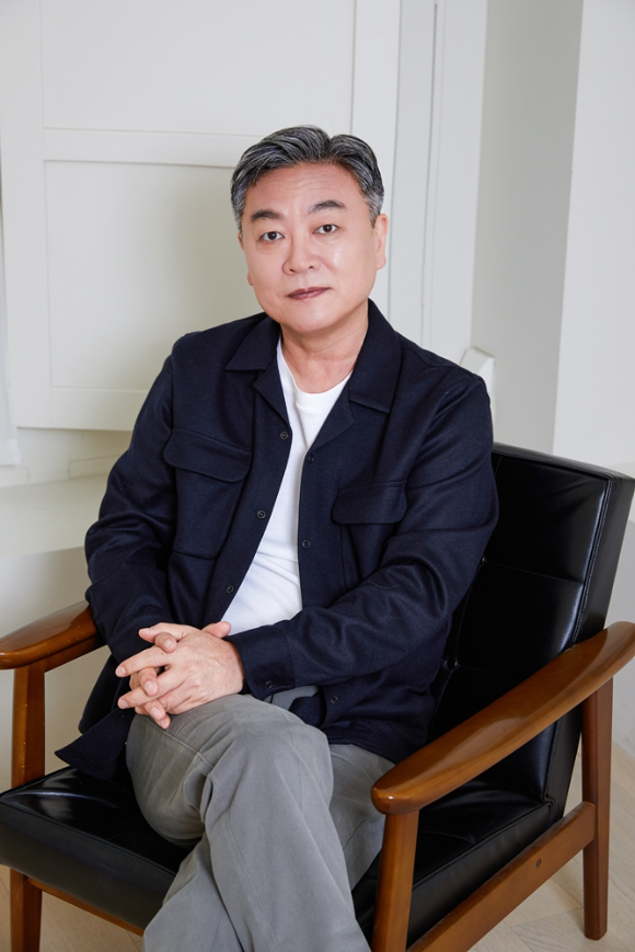 배우 김의성이 최근 서울 모처에서 진행된 SBS 금토드라마 '모범택시3' 종영 기념 인터뷰에서 포즈를 취하고 있다. [사진=안컴퍼니]