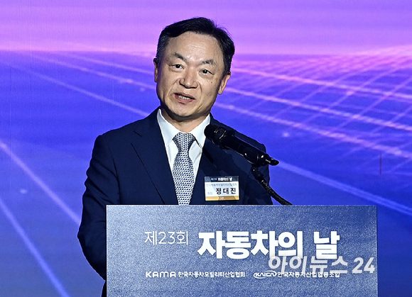 정대진 한국자동차모빌리티산업협회장이 12일 서울 반포 JW메리어트호텔에서 열린 '제23회 자동차의 날' 기념행사에서 기념사를 하고 있다. [사진=곽영래 기자]