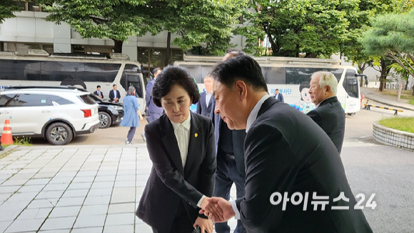 권영희 서울시약사회장이 4일 서울대학교병원 장례식장에 마련된 강신호 동아쏘시오그룹 명예회장 빈소를 방문하고 있다. [사진=최영찬 수습 기자]