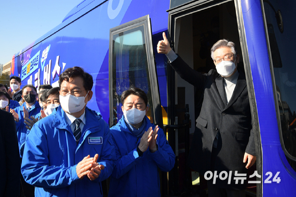 이재명 더불어민주당 대선 후보가 12일 오전 서울 여의도 국회에서 열린 매타버스(민생버스) 출발 국민보고회에서 출발을 앞두고 송영길 당대표를 포함한 당직자들과 인사하고 있다. [사진=김성진 기자]