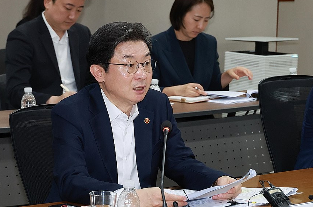 이억원 금융위원장이 지난 5월 28일 서울 중구 신용회복위원회 서민금융통합지원센터에서 열린 제5차 포용적 금융 대전환 회의에서 발언하고 있다. 2026.5.28 [금융위원회 제공. 재판매 및 DB 금지] [사진=연합뉴스]