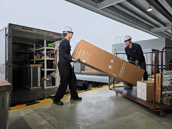 삼성전자 에어컨 설치 전담팀이 에어컨 설치 서비스를 제공하고 있다. [사진=삼성전자]