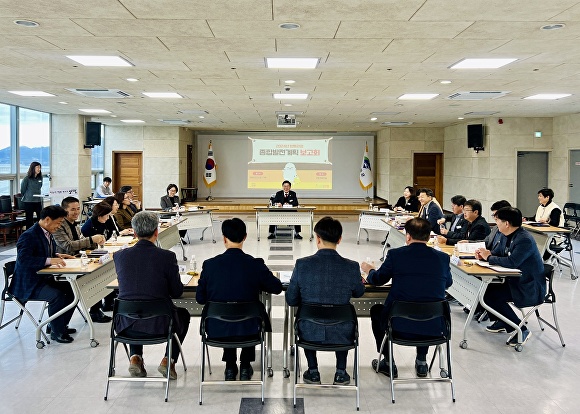 군청 대회의실에서 전진선 군수가 '2024년 양평관광  종합발전 계획 보고회'를 개최하고 있다. [사진=양평군]