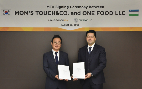 맘스터치는 지난달 26일 오전 서울 중구 맘스터치앤컴퍼니 본사에서 우즈벡 현지 기업 'UHL CO'의 F&B 전문 자회사인 'ONE FOOD LLC'와 현지 외식사업 진출을 위한 마스터 프랜차이즈(MF) 계약을 체결했다. 왼쪽부터 김동전 맘스터치앤컴퍼니 대표이사, 자파르 ONE FOOD LLC 대표이사. [사진=맘스터치]