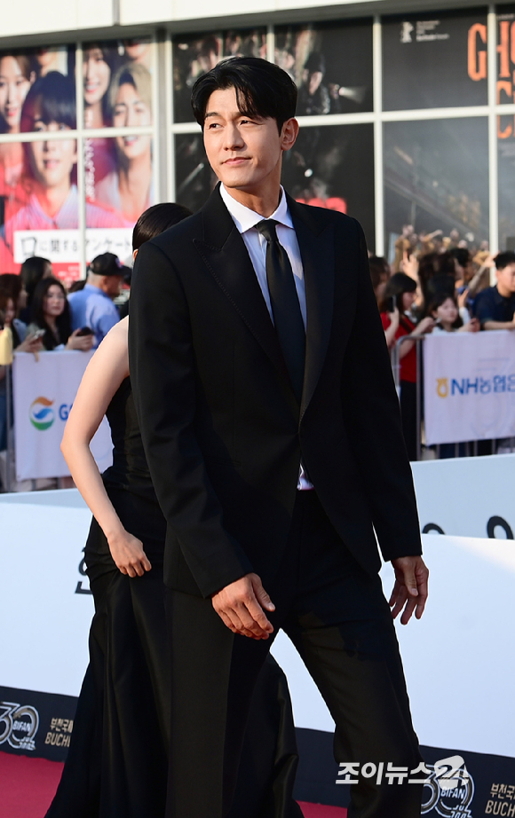 배우 이기우가 2일 경기도 부천시 원미구 부천시청 잔디광장에서 진행된 제30회 부천국제판타스틱영화제(BIFAN) 레드카펫 행사에 참석하고 있다. [사진=정소희 기자]