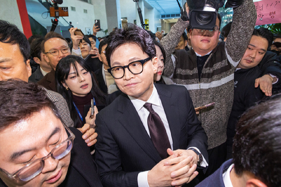 국민의힘에서 제명된 한동훈 전 대표가 29일 제명 결정과 관련해 기자회견 하기 위해 국회 소통관으로 향하고 있다. 2026.1.29 [공동취재] [사진=연합뉴스]