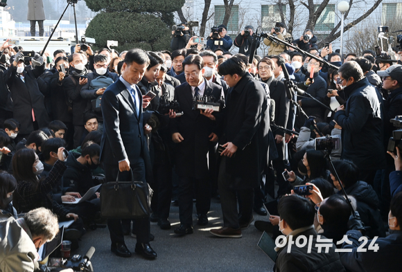 '성남FC 불법후원금 의혹'을 받고 있는 이재명 더불어민주당 대표가 10일 오전 경기도 성남시 수원지방검찰청 성남지청에 출석하고 있다. [사진=김성진 기자]