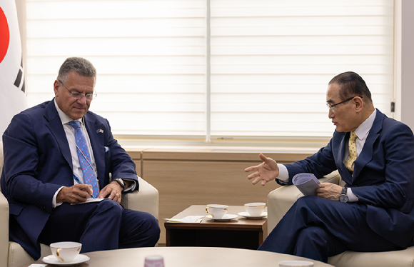위성락 청와대 국가안보실장이 17일 방한 중인 마로시 셰프초비치 EU(유럽연합) 집행위원회 통상&middot;경제 안보 집행위원을 만나 한-EU 간 경제 안보 협력 강화에 대해 논의했다. [사진=청와대]