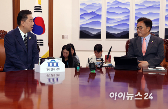 우원식 국회의장이 16일 오전 서울 여의도 국회의장실에서 김병기 더불어민주당 신임 원내대표를 접견, 발언하고 있다. [사진=곽영래 기자]