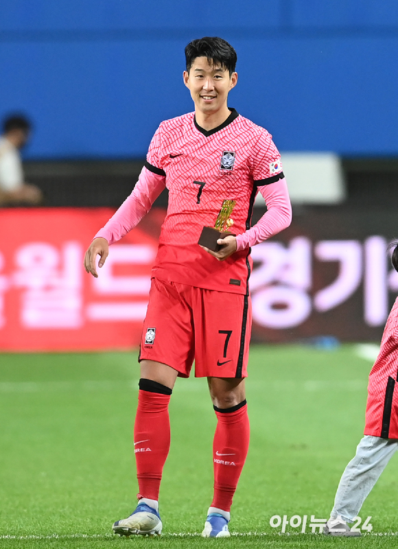 6일 오후 대전월드컵경기장에서 열린 대한민국과 칠레의 친선경기에서 대한민국이 2-0 승리를 거뒀다. 센추리 클럽(A매치 100경기 출전)에 가입한 손흥민이 축구팬들을 향해 인사를 하고 있다. [사진=김성진 기자]