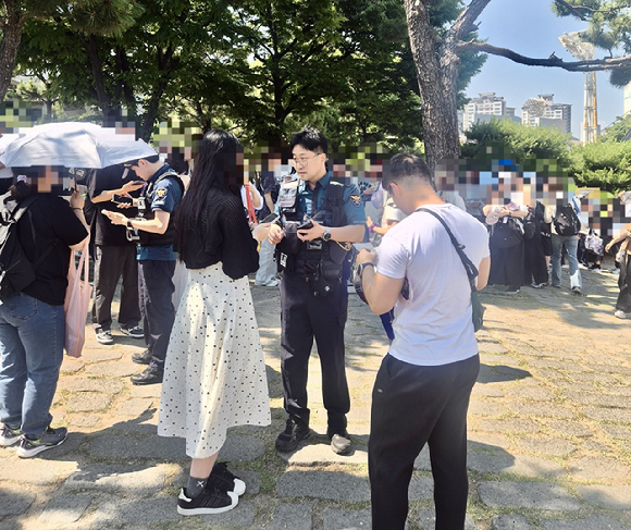 BTS 부산공연 암표거래 단속 현장 [부산경찰청 제공] [사진=연합뉴스]