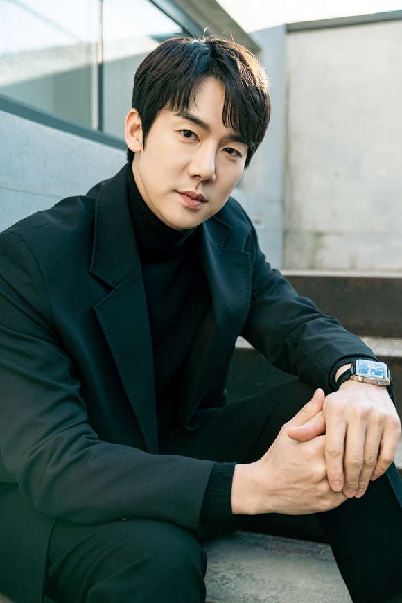 배우 유연석이 JTBC 수목드라마 '사랑의 이해' 종영 인터뷰에 앞서 포즈를 취하고 있다. [사진=킹콩 by 스타쉽]