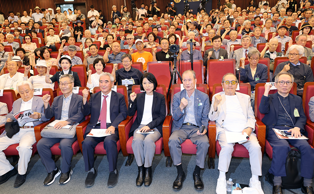 더불어민주당 박균택 원내부대표, 이주희 원내대변인이 14일 서울 여의도 국회 의안과에 5.18 왜곡폄훼 이진숙 국회의원 제명 촉구 결의안을 제출하고 있다. [사진=곽영래 기자]