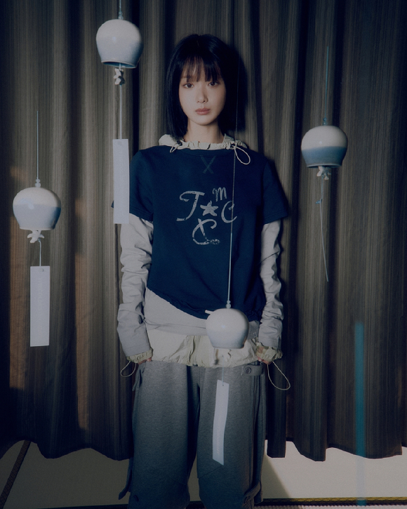 가수 한로로가 패션 브랜드 화보 촬영에서 포즈를 취하고 있다. [사진=어센틱]