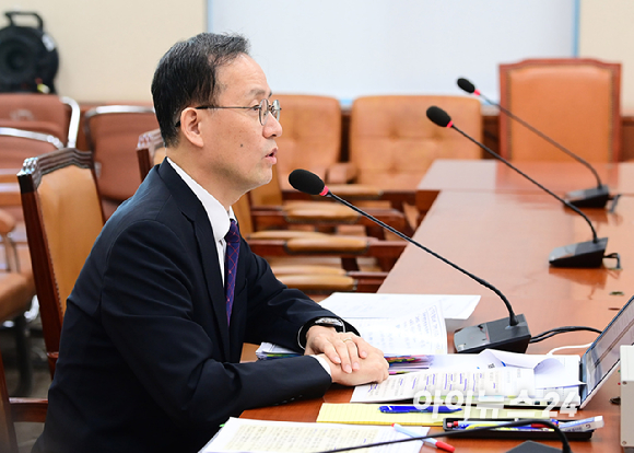 이형일 부총리 겸 재정경제부 장관 후보자가 15일 서울 여의도 국회에서 열린 인사청문회에 참석하고 있다. [사진=정소희 기자]