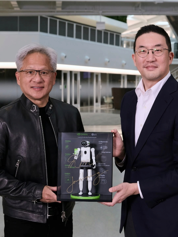 이재명 대통령과 젠슨 황 엔비디아 최고경영자가 지난달 24일(현지시간) 미국 샌프란시스코 더 미드웨이에서 샌프란시스코 AI 서밋에서 기념 촬영 후 악수하고 있다. (왼쪽부터) 샘 올트먼 오픈AI 최고경영자, 이재용 삼성전자 회장, 젠슨 황 엔비디아 최고경영자, 이재명 대통령, 혹 탄 브로드컴 최고경영자, 최태원 SK 회장. [사진=연합뉴스]