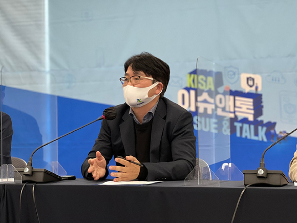 강필용 한국인터넷진흥원 디지털진흥단장이 지난 10일 '전자문서 규제개선 및 이용확산 추진방향'를 주제로 발표하고 있다. [사진=한국인터넷진흥원]