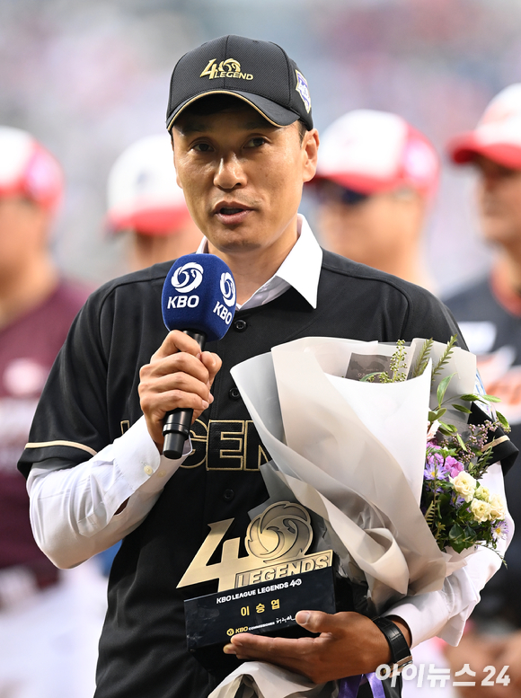 16일 오후 서울 잠실야구장에서 '2022 신한은행 SOL KBO 올스타전' 드림 올스타와 나눔 올스타의 경기가 열렸다. 프로야구 레전드로 뽑힌 이승엽 홍보대사가 인사말을 하고 있다. 두산 베어스는 13일 이 홍보대사를 제11대 신임 사령탑으로 선임했다. [사진=김성진 기자]